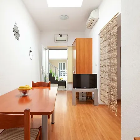 R Lägenhet Makarska