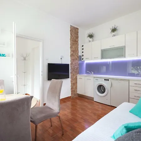 R Apartment