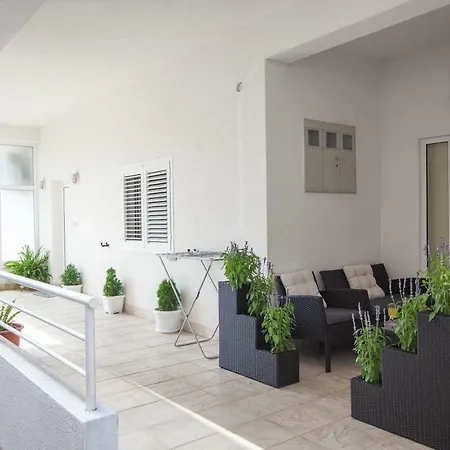 Apartment R *